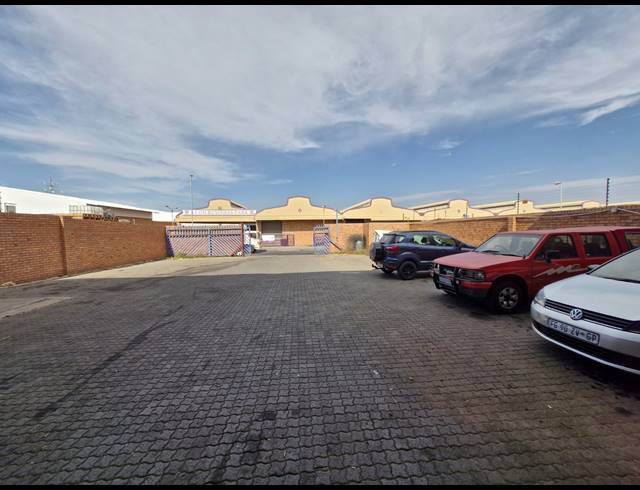 950M² FACTORY TO LET IN JET PARK